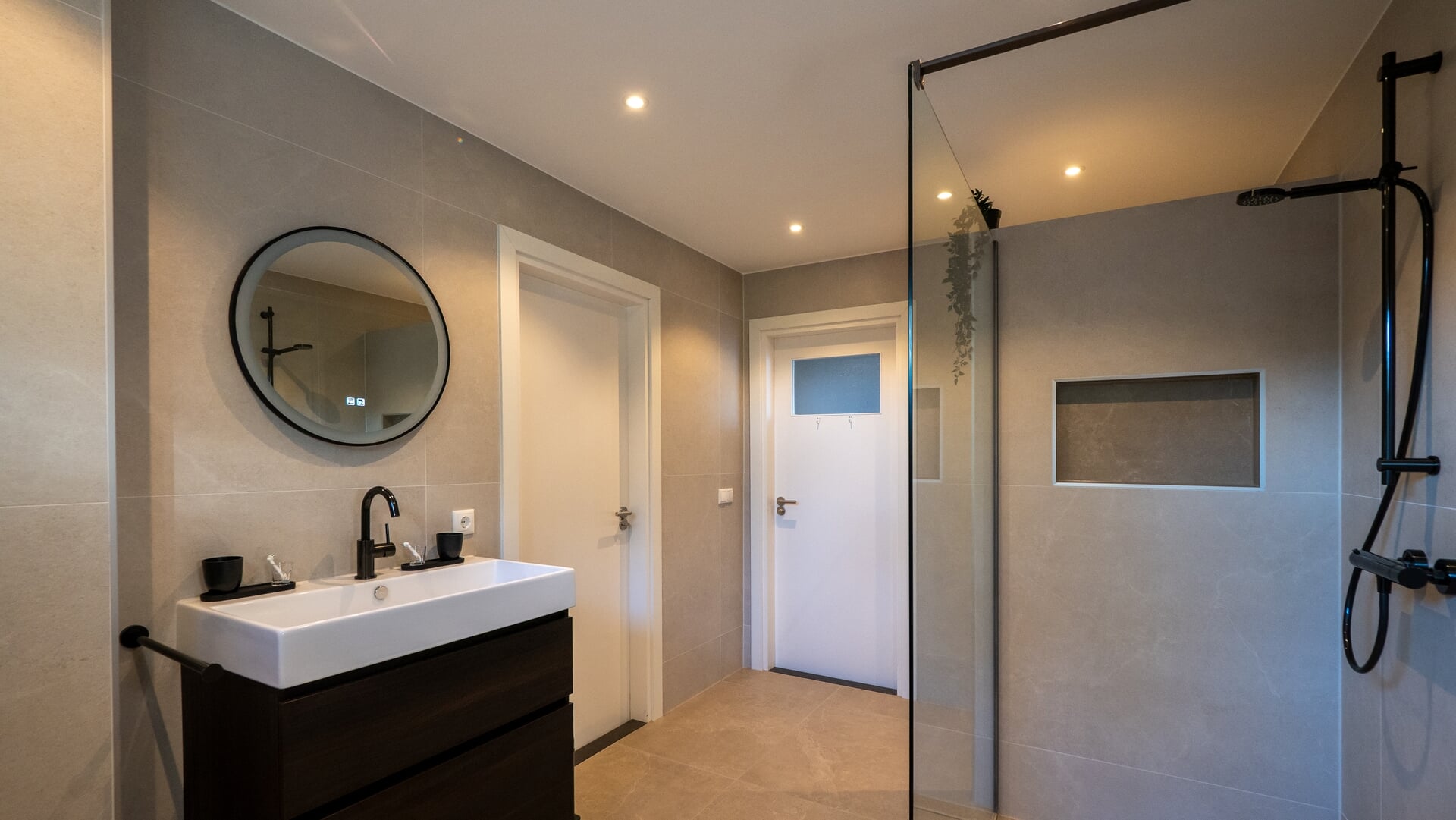 Bos Badkamers levert comfort; een droombadkamer in drie weken
