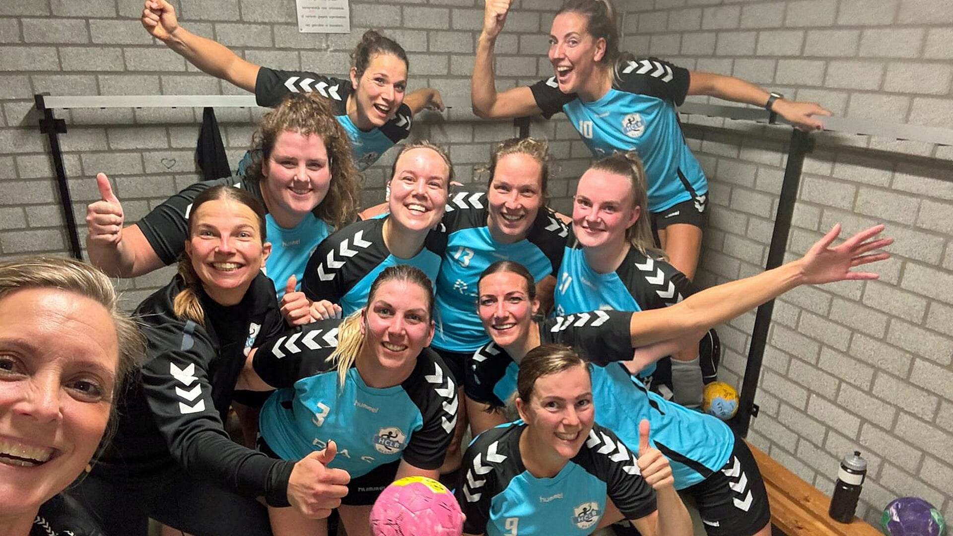 Baarnse handbalsters starten seizoen met fraaie uitzege