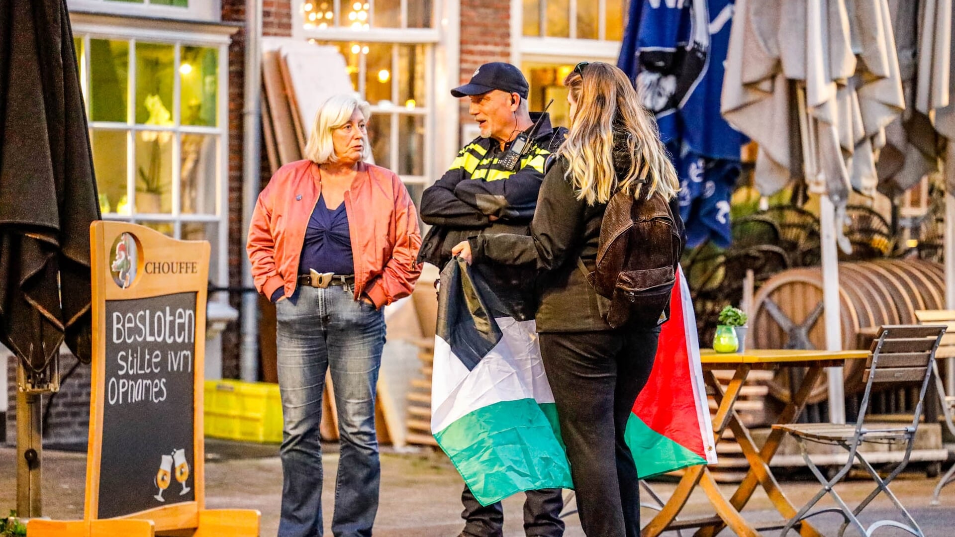 Demonstranten zorgen voor consternatie bij verkiezingsopnames Radio1 in Amersfoort