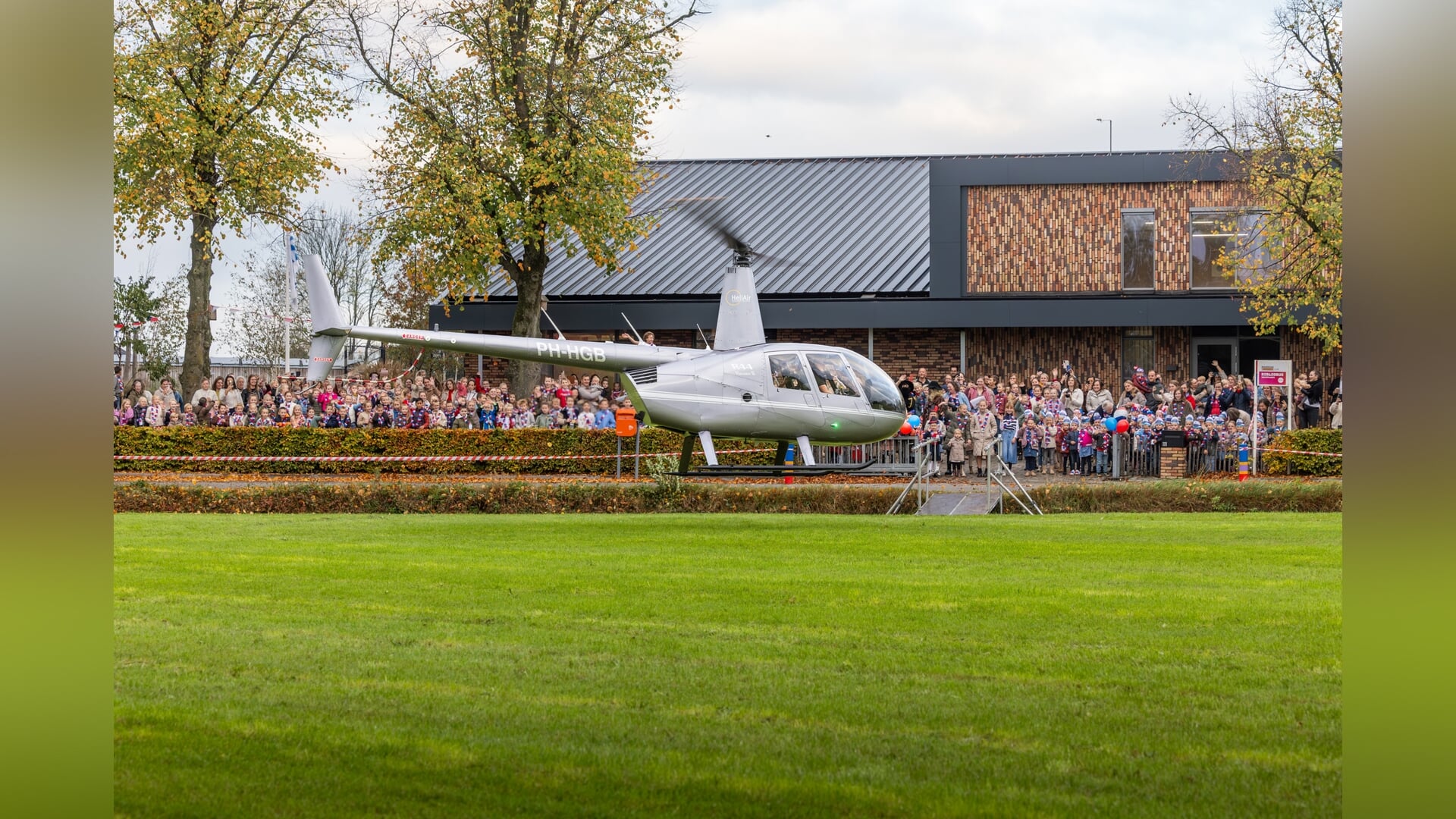 Directeur Ruitenbeekschool arriveert per helikopter op eigen jubileumfeest