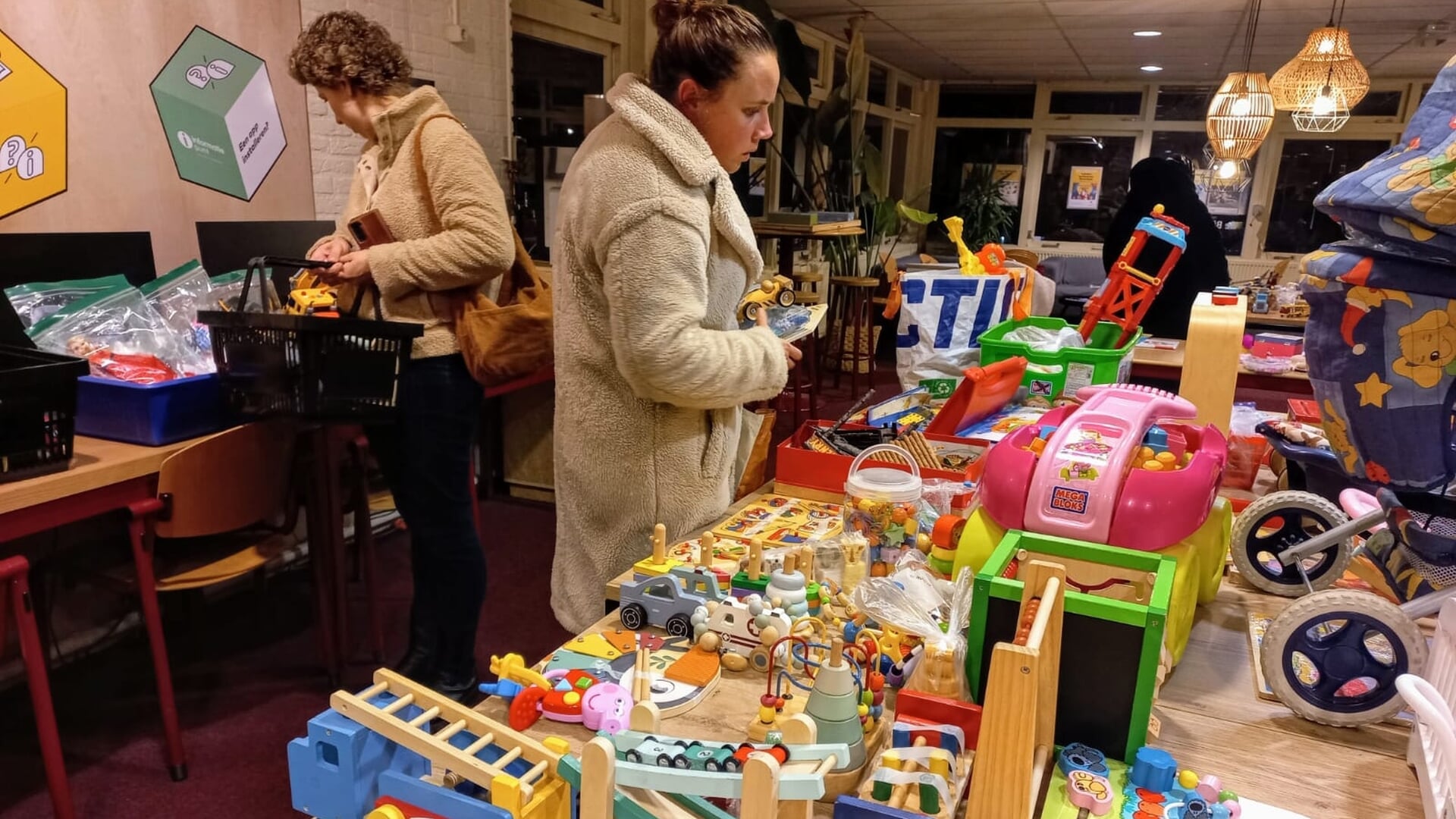 Sinterklaas Speelgoed ruilbeurs in de bibliotheek in Hardinxveld-Giessendam