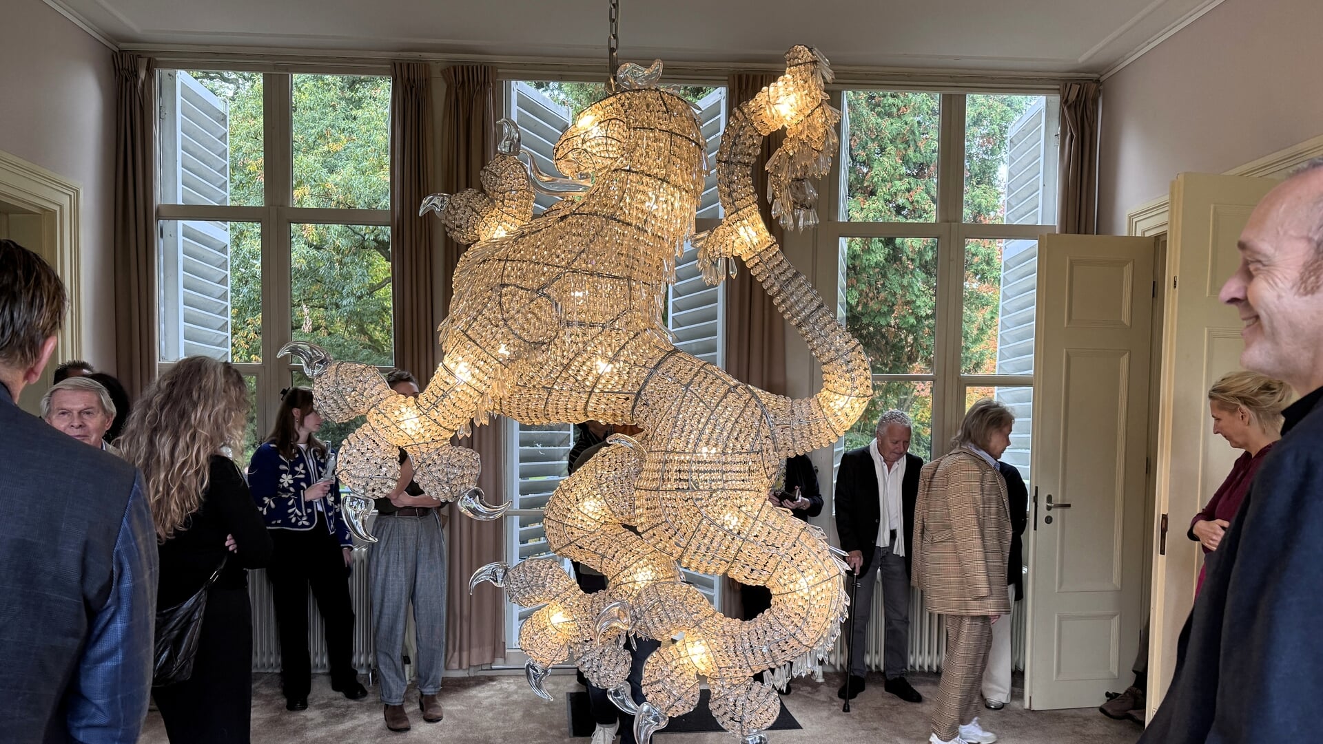 Kunstenaars in Baarn bekijken eigen werk