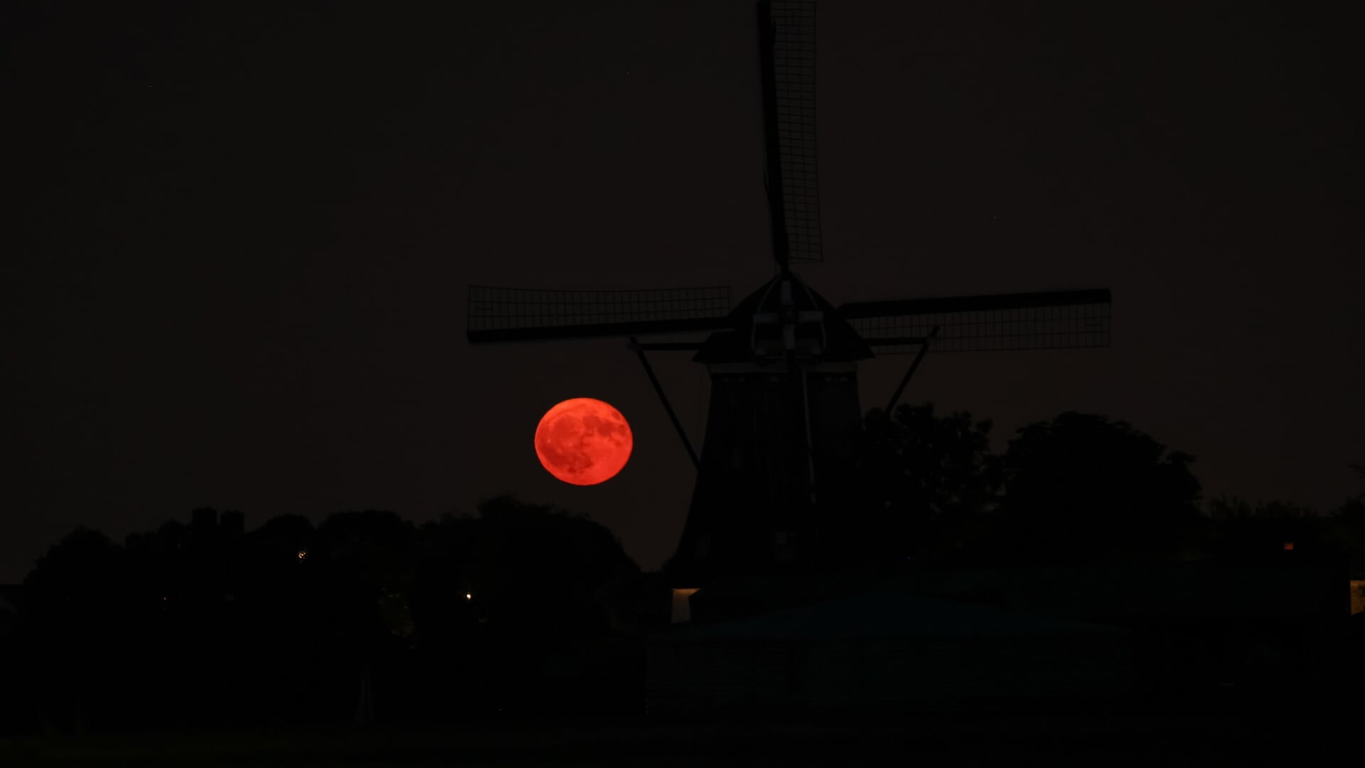 Aardbeienmaan boven Molen de Valk