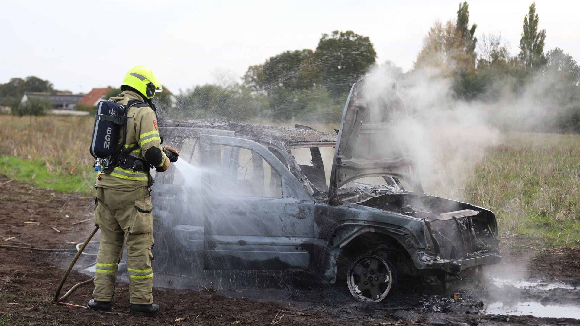 Crossauto brandt volledig uit in Barneveld