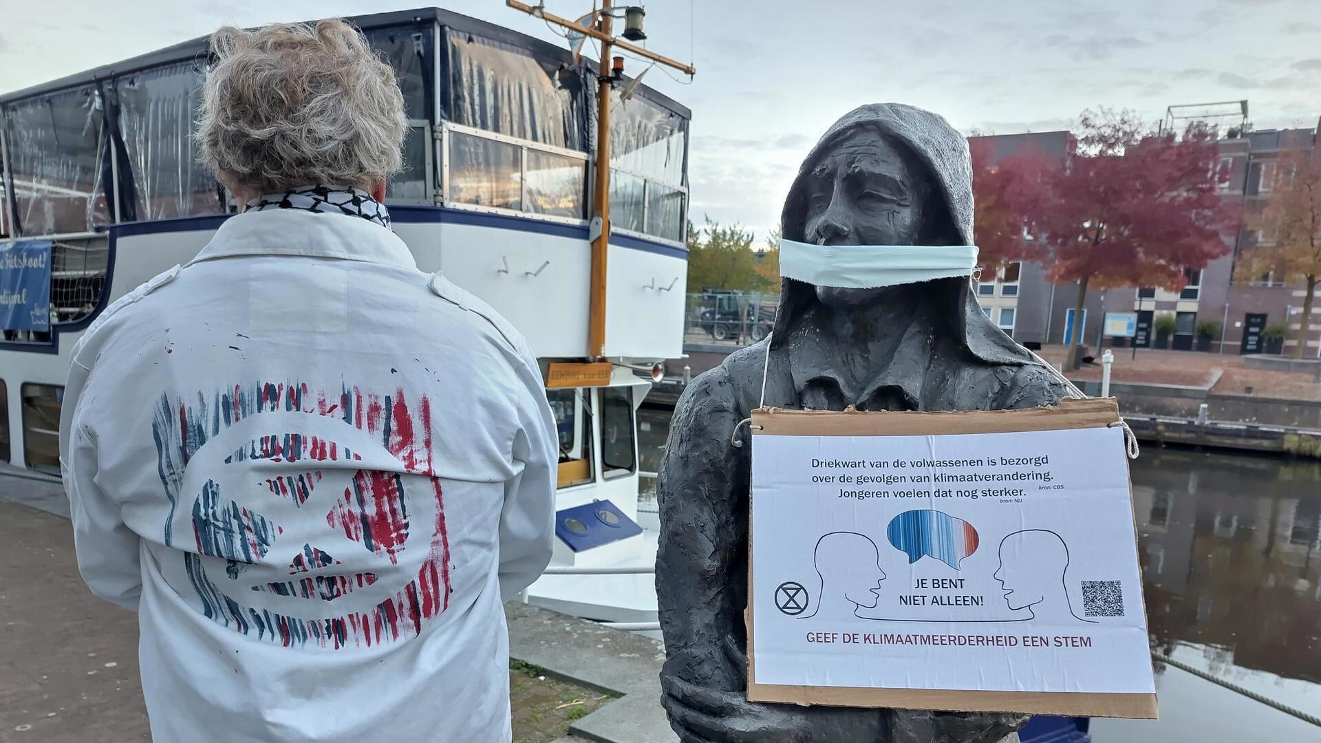 Scientist Rebellion voert actie uit bij standbeelden in Amersfoort