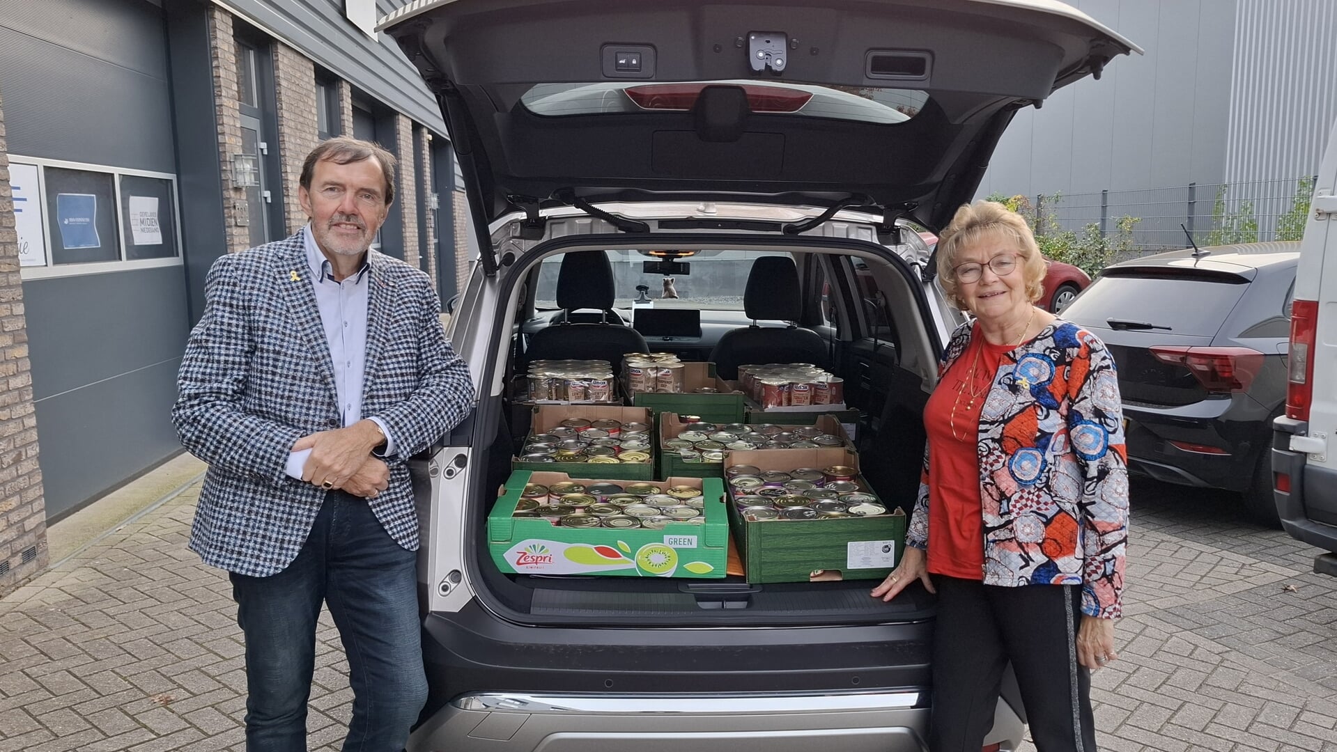Verjaardagsactie levert tweehonderd blikken soep op voor Oekraïne