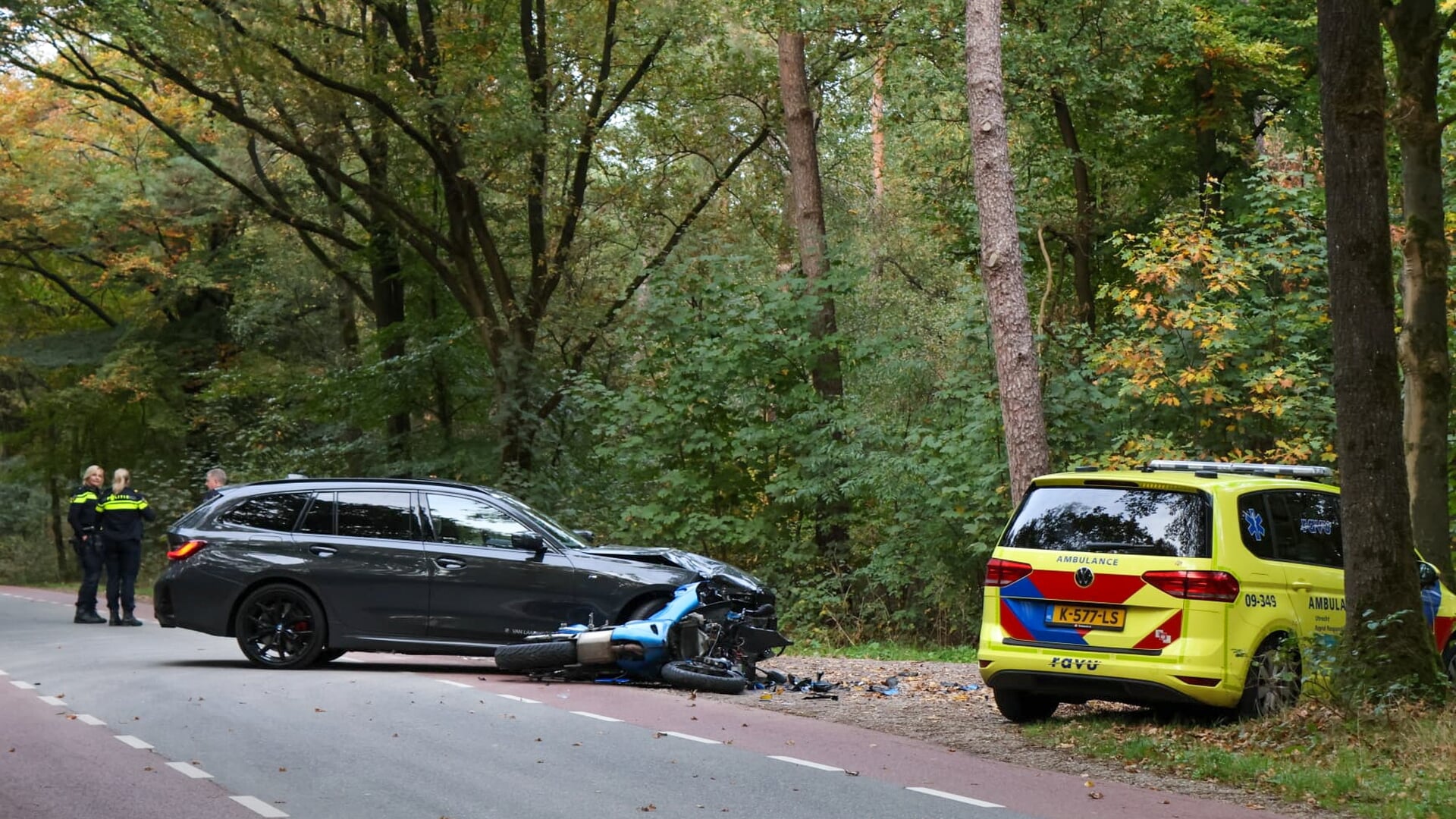 Ernstig ongeval tussen auto en motor op Bergweg in Amerongen