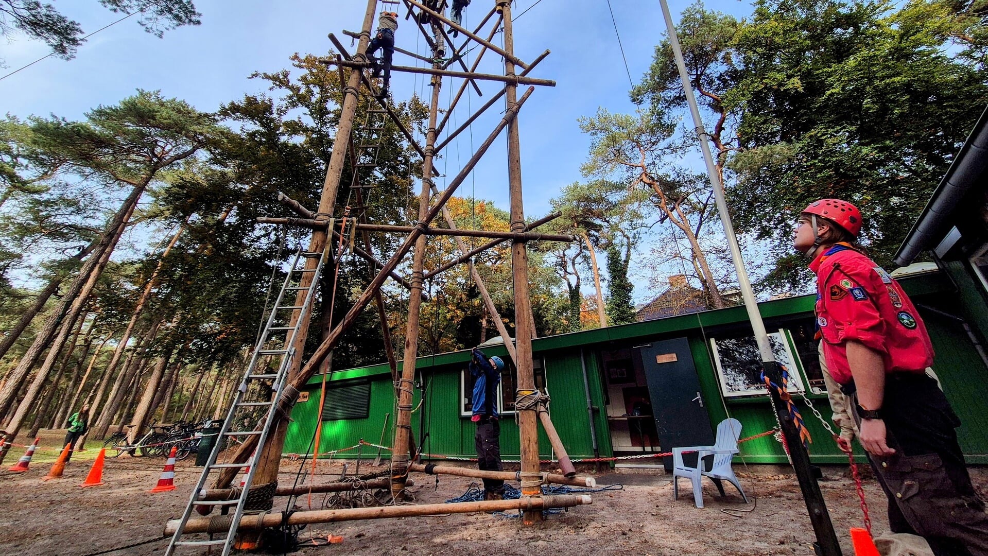 Tachtigjarige Woudlopers bouwen houten toren weer op