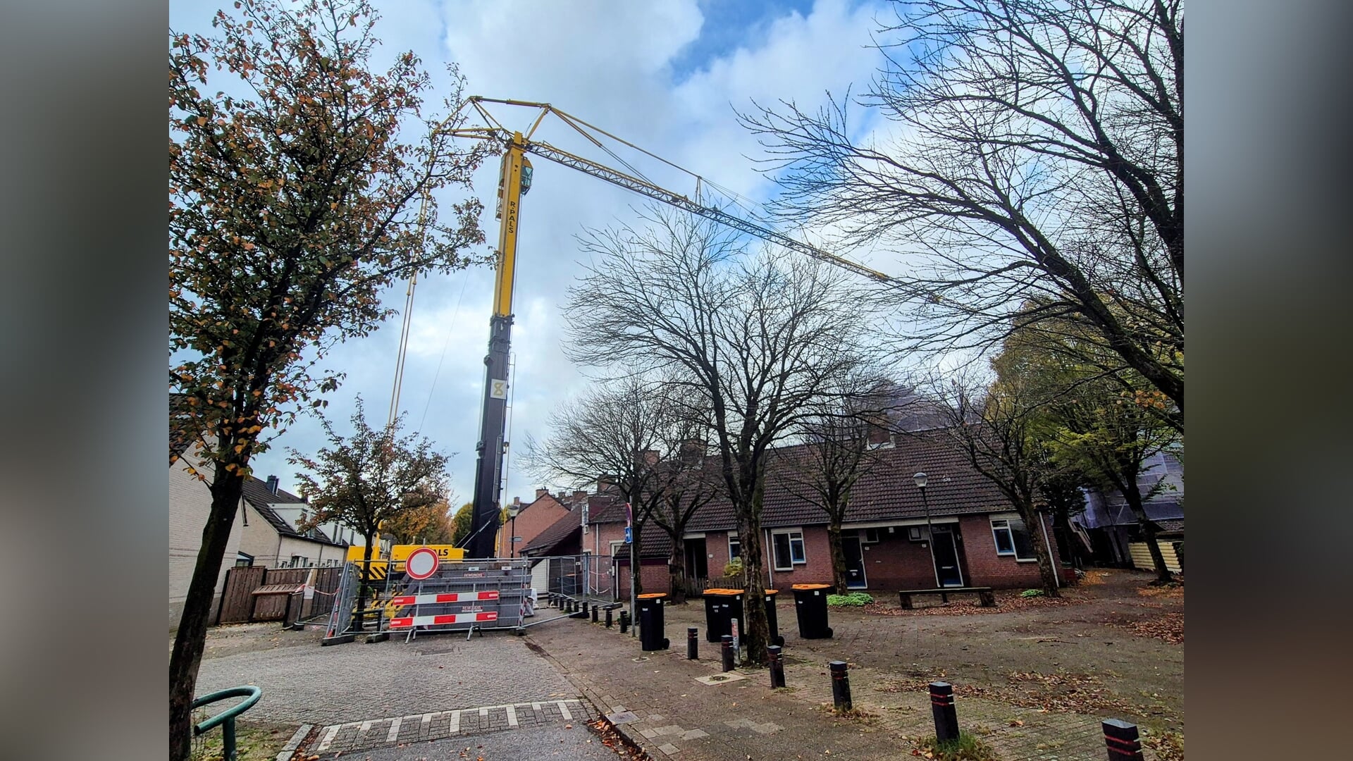 Bewoners moeten voorlopig achterom want er staat een hijskraan in de Torenlaan