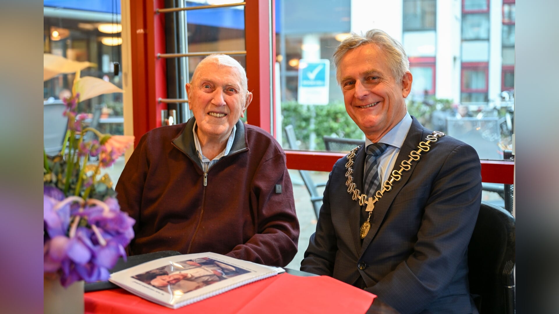 102-jarige Soester(berger) Gerrit Bonouvrié leest, puzzelt en fietst