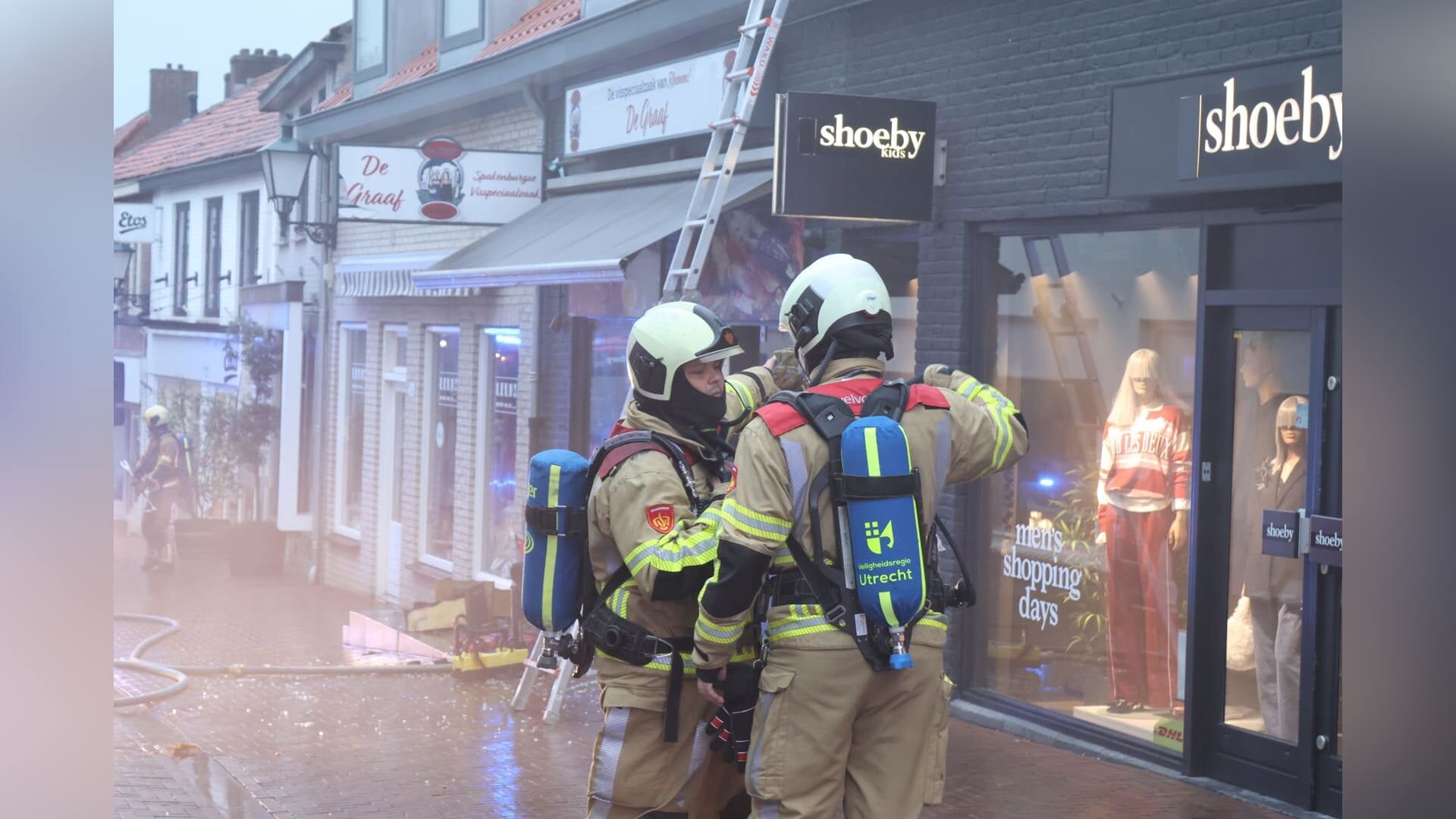 Brand in winkel in Rhenen veroorzaakt veel rook