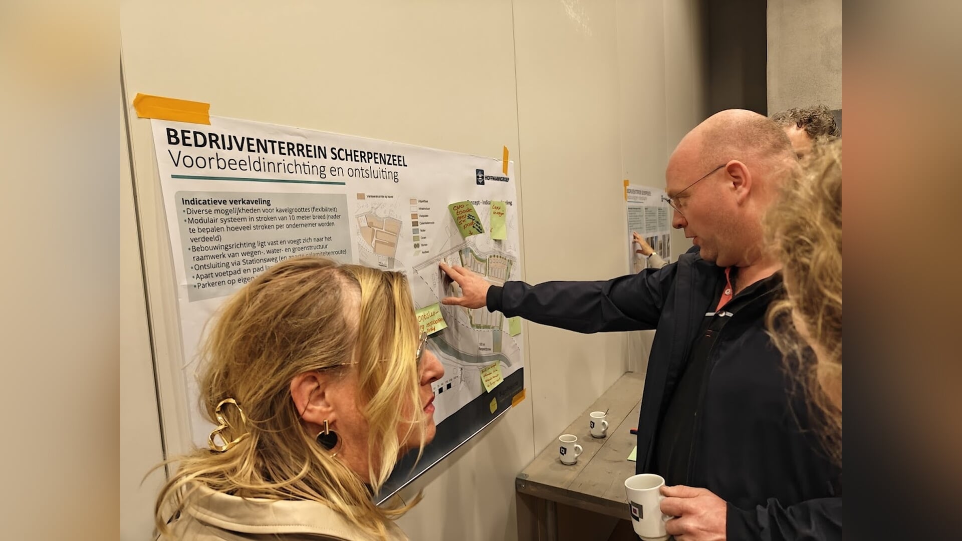 Enthousiaste ondernemers en bezorgde buurtbewoners op de inloopavond Zwarte Land II