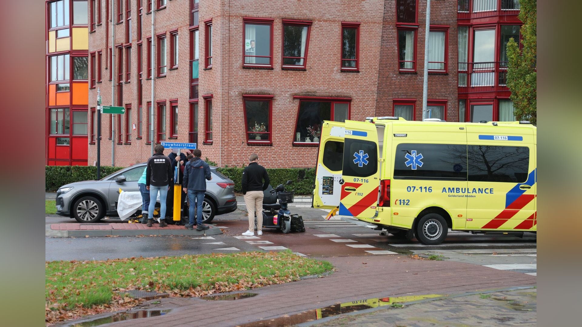 Man in scootmobiel raakt gewond bij aanrijding op rotonde in Barneveld