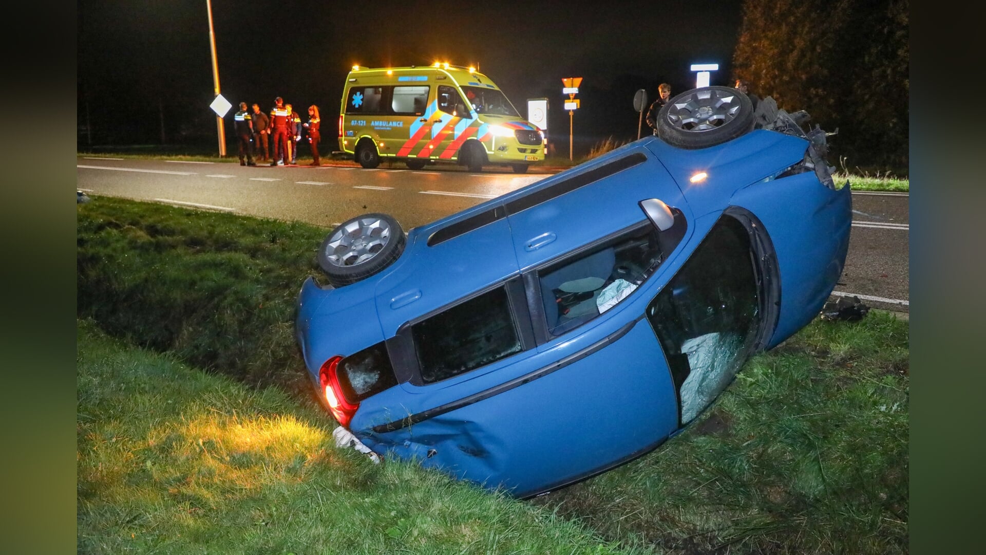 Auto over de kop in Scherpenzeel, bestuurster gewond