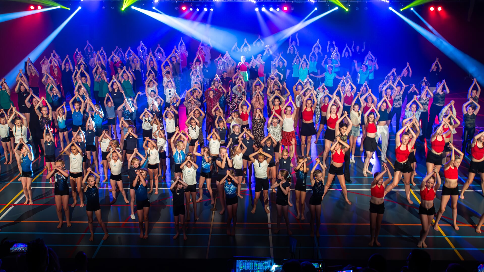 OKK geeft dansshow ‘Van Mijter tot Middernacht’ in Hardinxveld-Giessendam