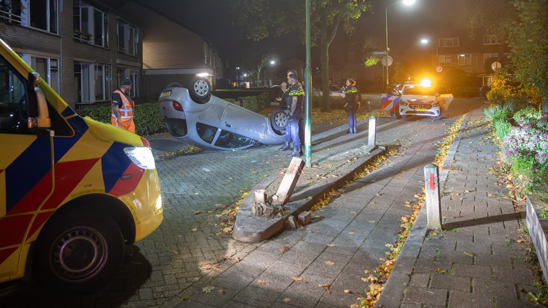 Automobilist slaat over de kop in 30-kilometerzone Baarn