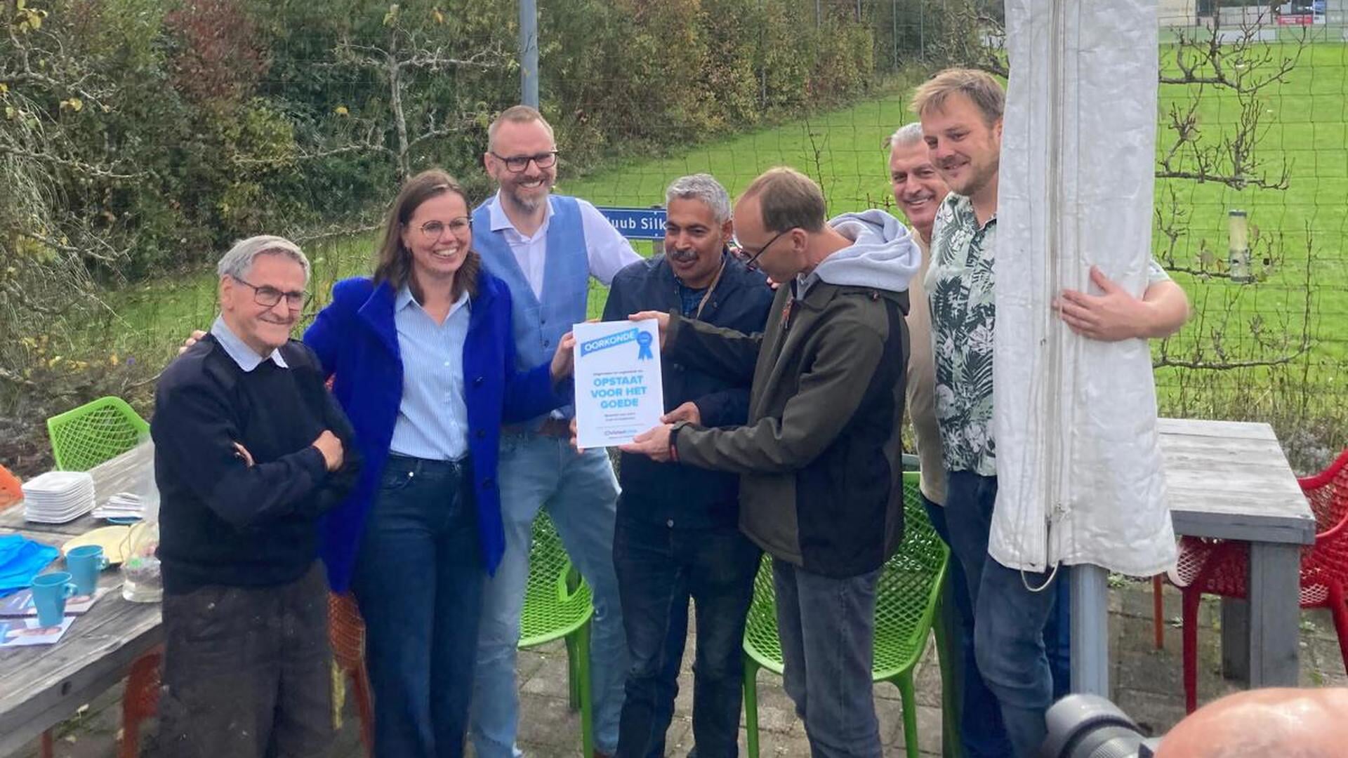 Mirjam Bikker verrast Sociale Moestuin Sliedrecht met oorkonde