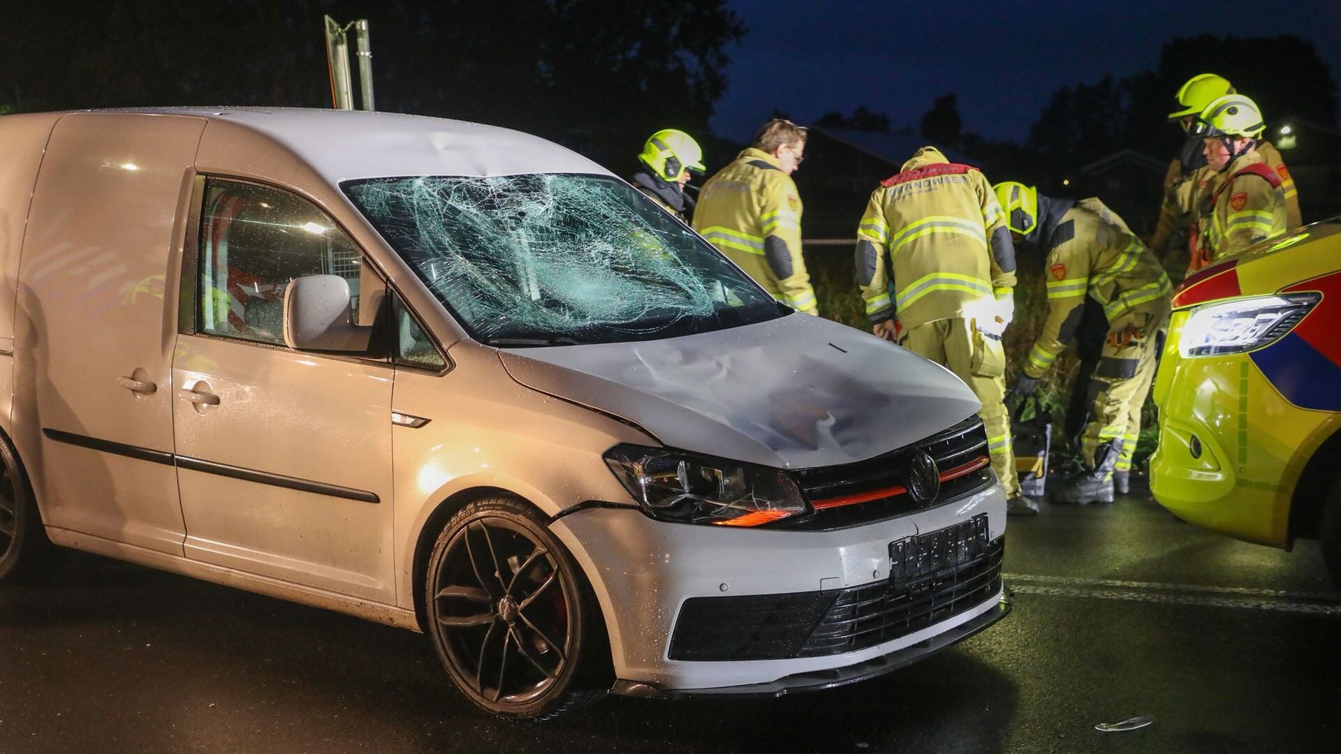 Lunterse op fiets geschept door auto in Kootwijkerbroek