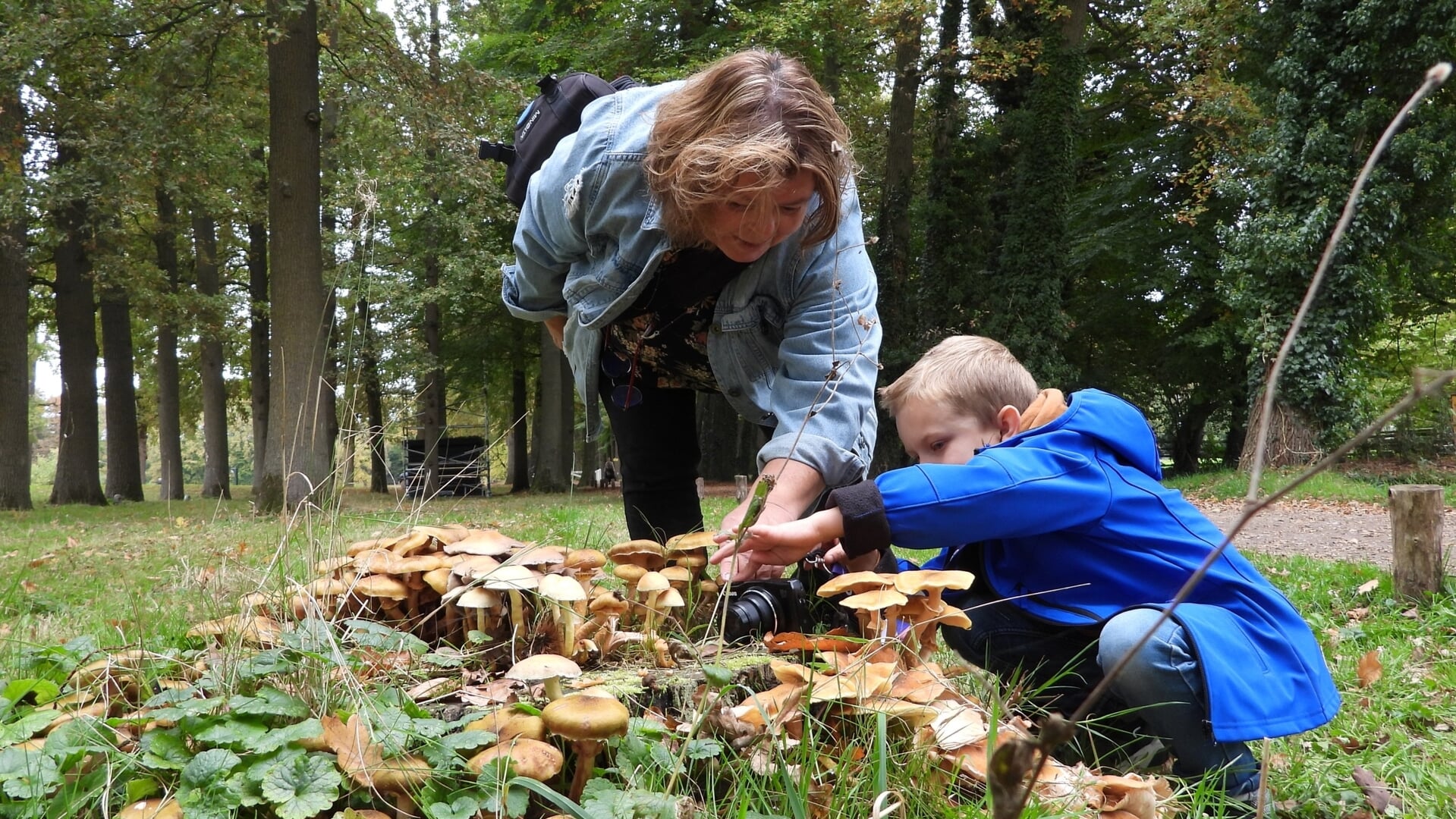 Oma Gea elke week met kleinzoon Tygo in het bos: ‘Het begint met leren kijken’