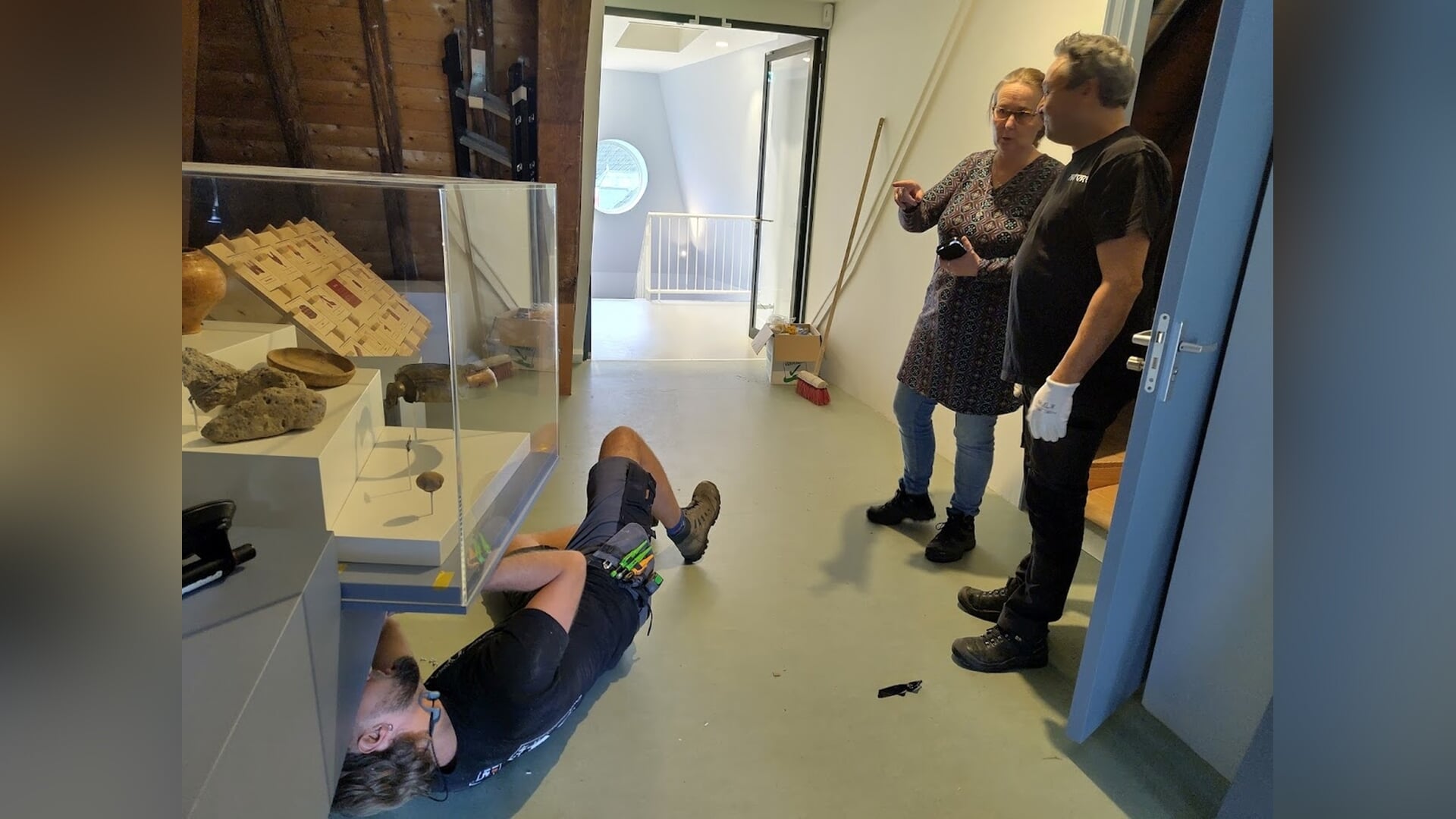 Tentoonstellingbouwers hard bezig op Markt 24 om Dorestad verhaal tot leven te wekken