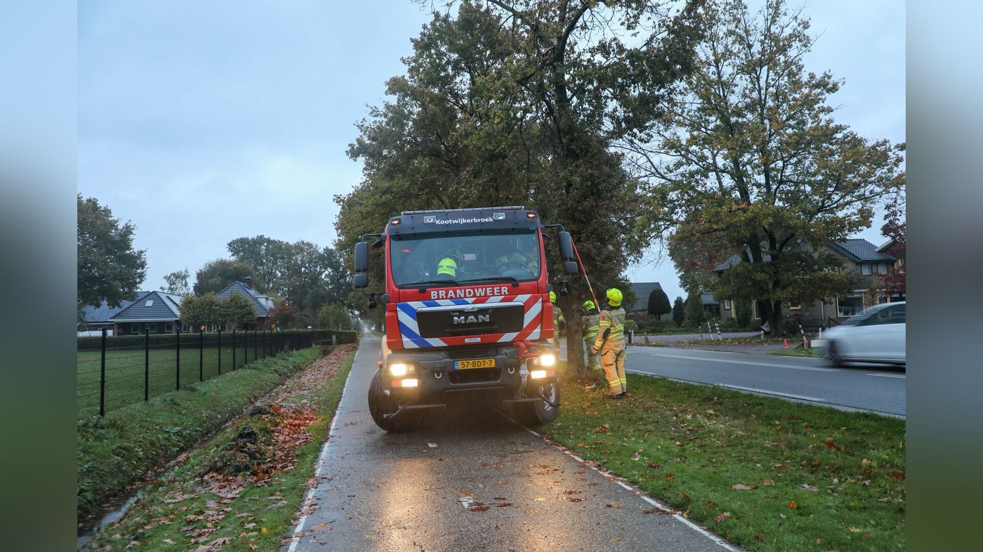 Brandweer Kootwijkerbroek verwijdert gevaarlijk loshangende tak