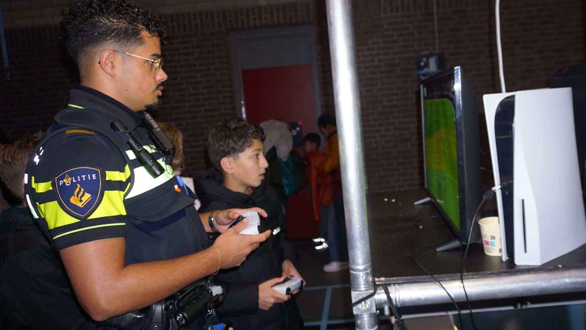 Gamen met de politie in sporthal West