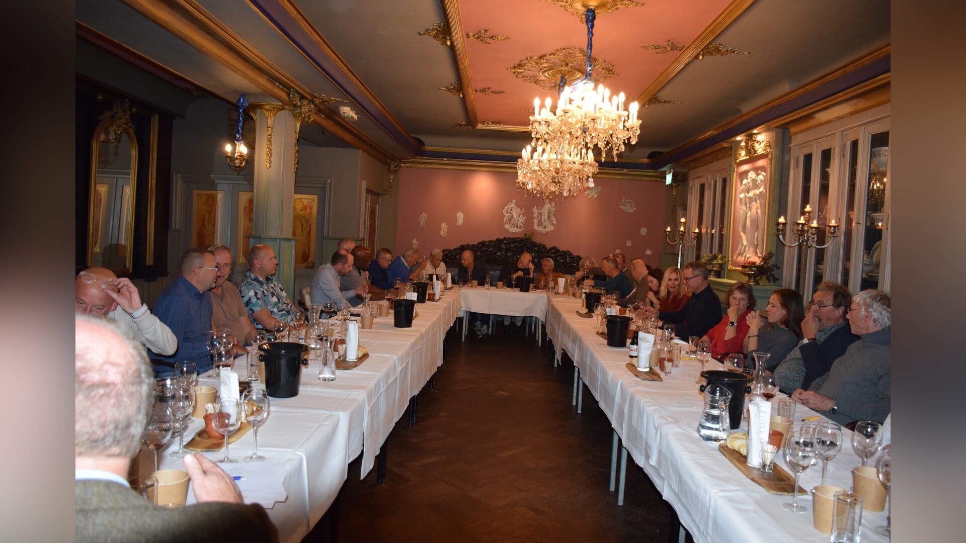 Rotaryclub Ede-Kernhem schenkt opbrengst wijnproeverij aan Stichting Ravenswaaijstede