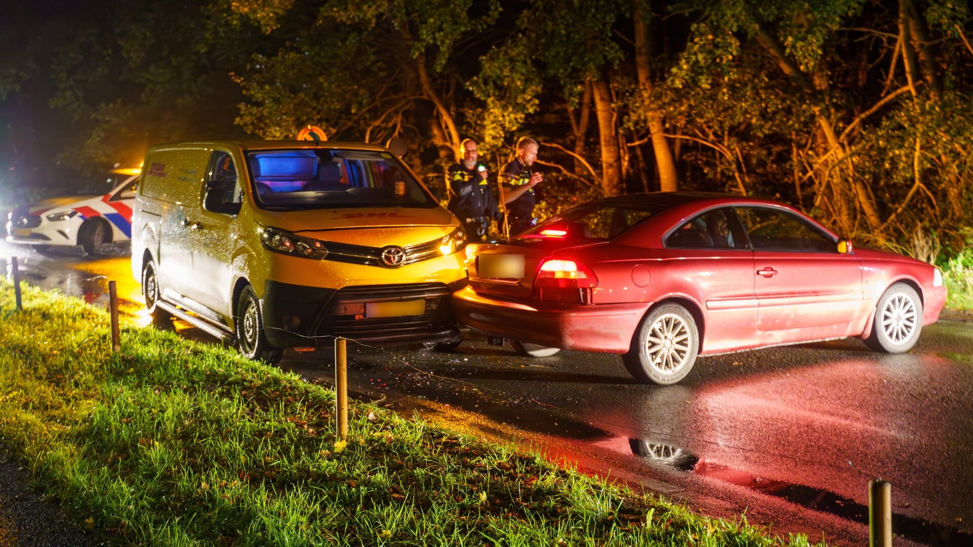 Aanrijding tussen bestelbus en personenauto op Palmbosweg in Ermelo zorgt voor verkeershinder