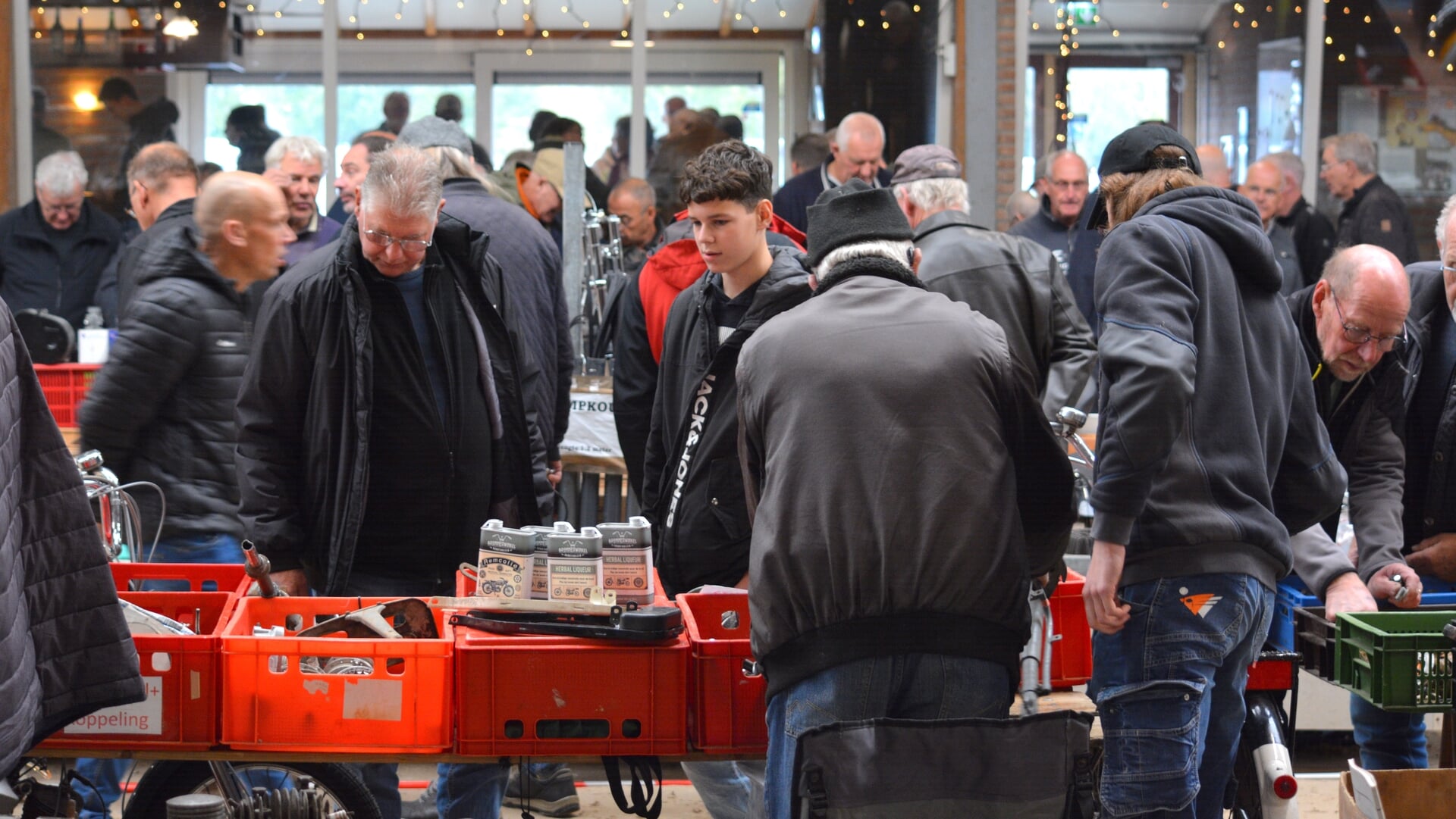 Snuffelen, speuren en scoren bij beurs met oude motoren