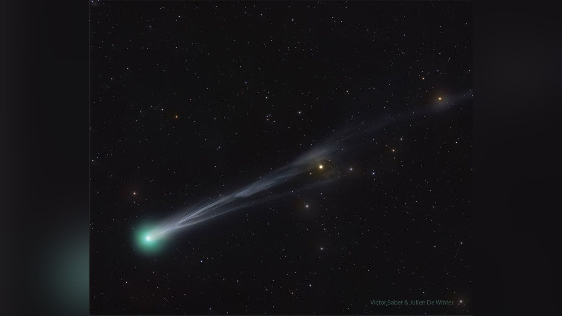 komeet siert avondhemel