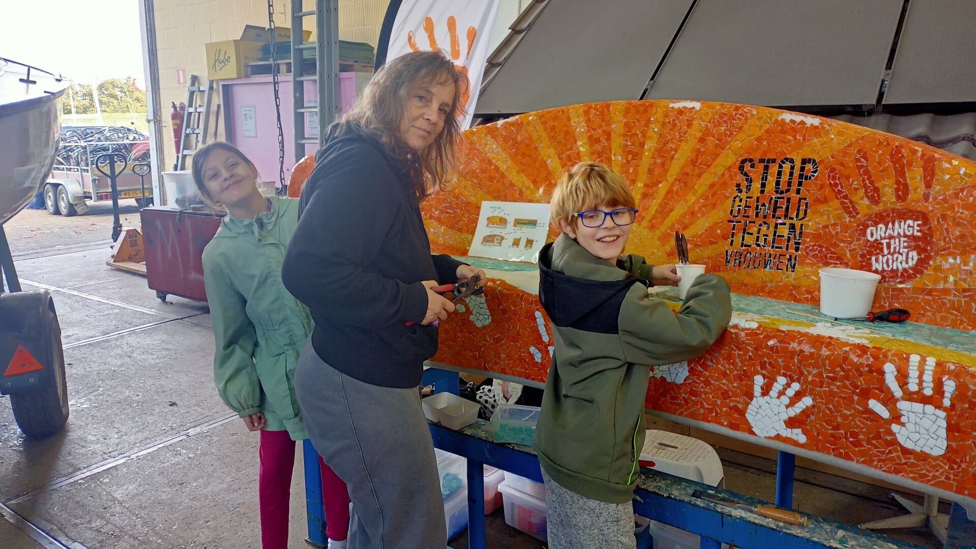Jade, Lexy en Aiden hielpen mee aan mozaïek bankje van Orange the World in Gorinchem