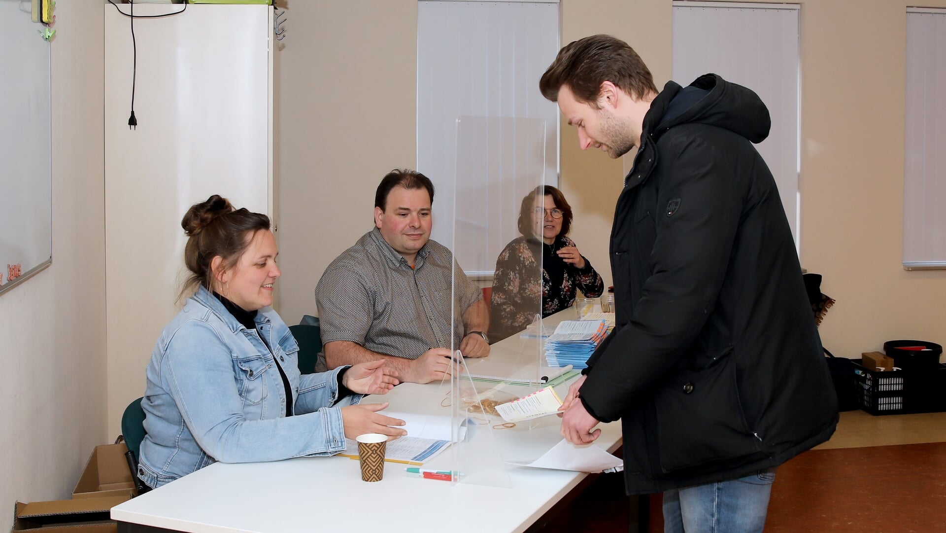 Stemmen in Nijkerk voor landelijke verkiezingen 29 oktober