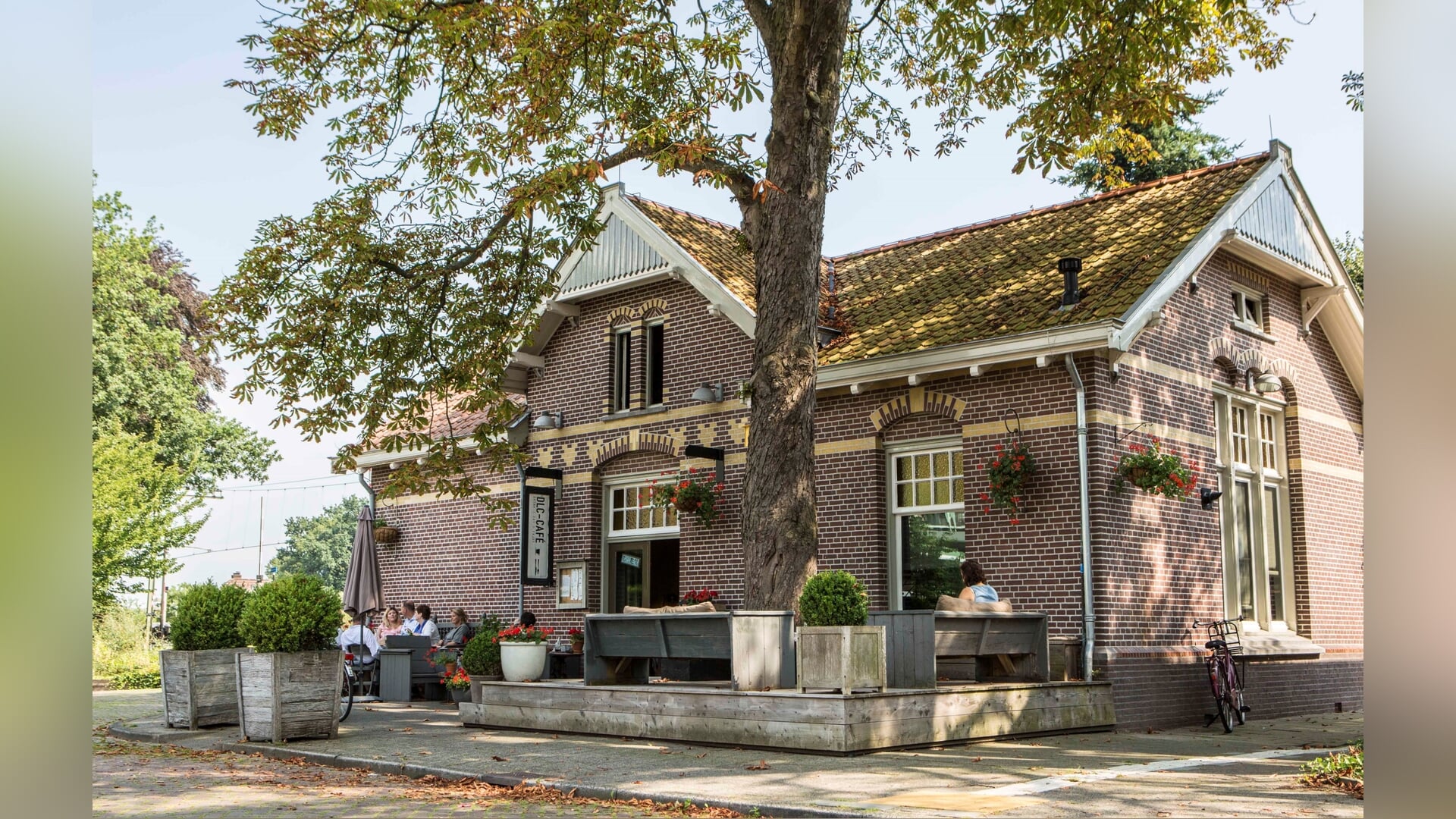 DLC Café introduceert nieuw high tea concept in historisch stationsgebouw.