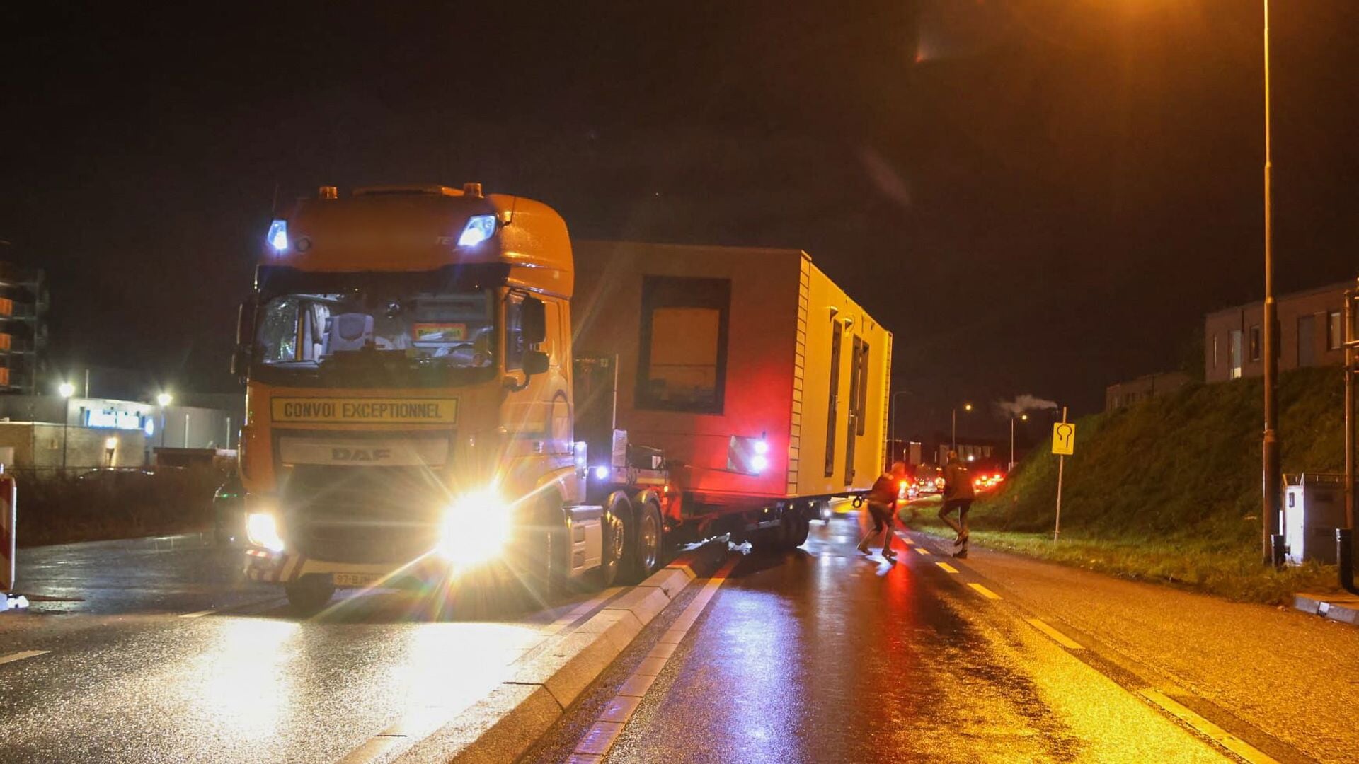 Rondweg Oost in Veenendaal uren afgesloten door klemgereden vrachtwagen met woonunit