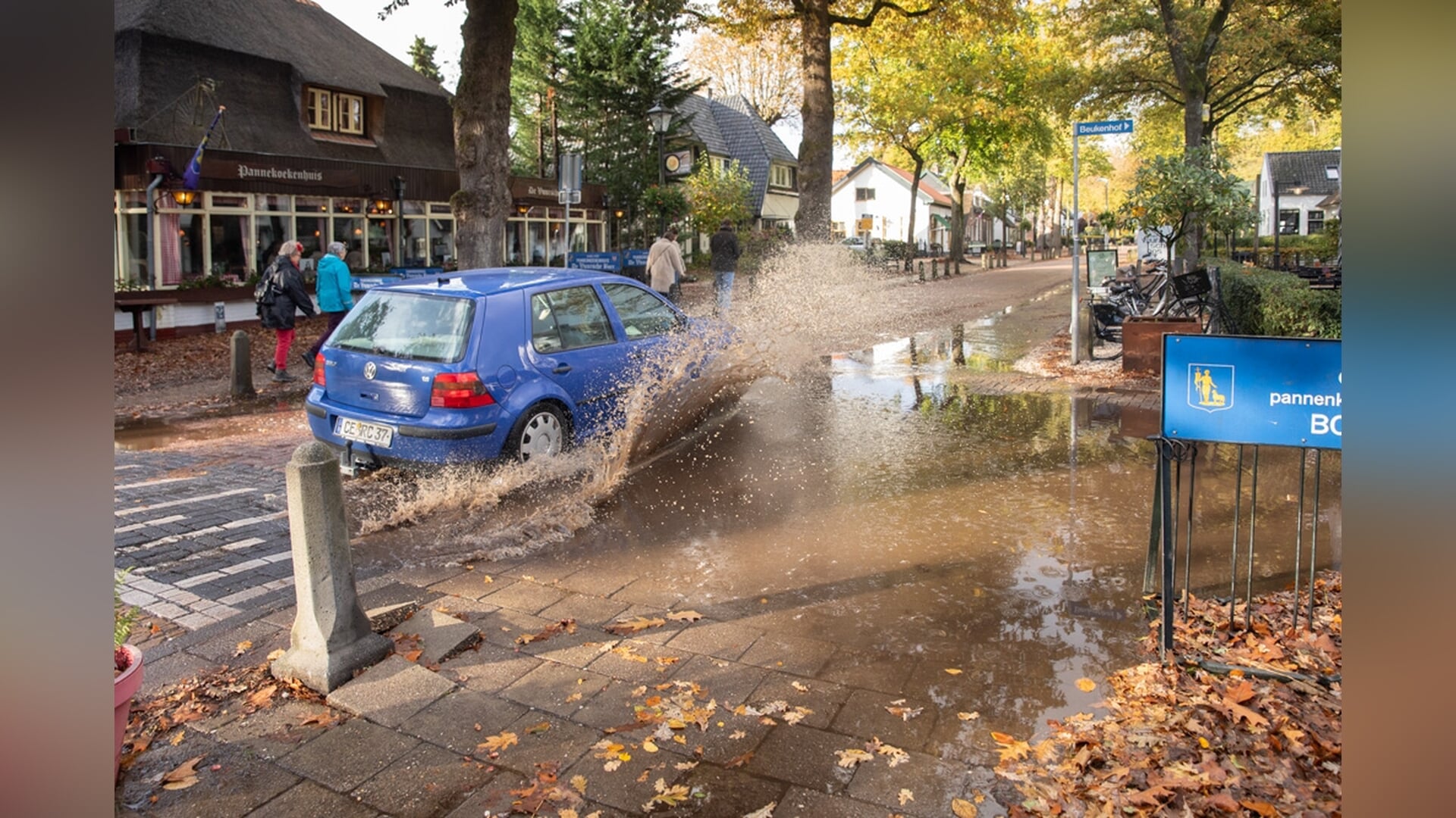 Zelfs de snelste sportwagens reden stapvoets door wateroverlast in Lage Vuursche
