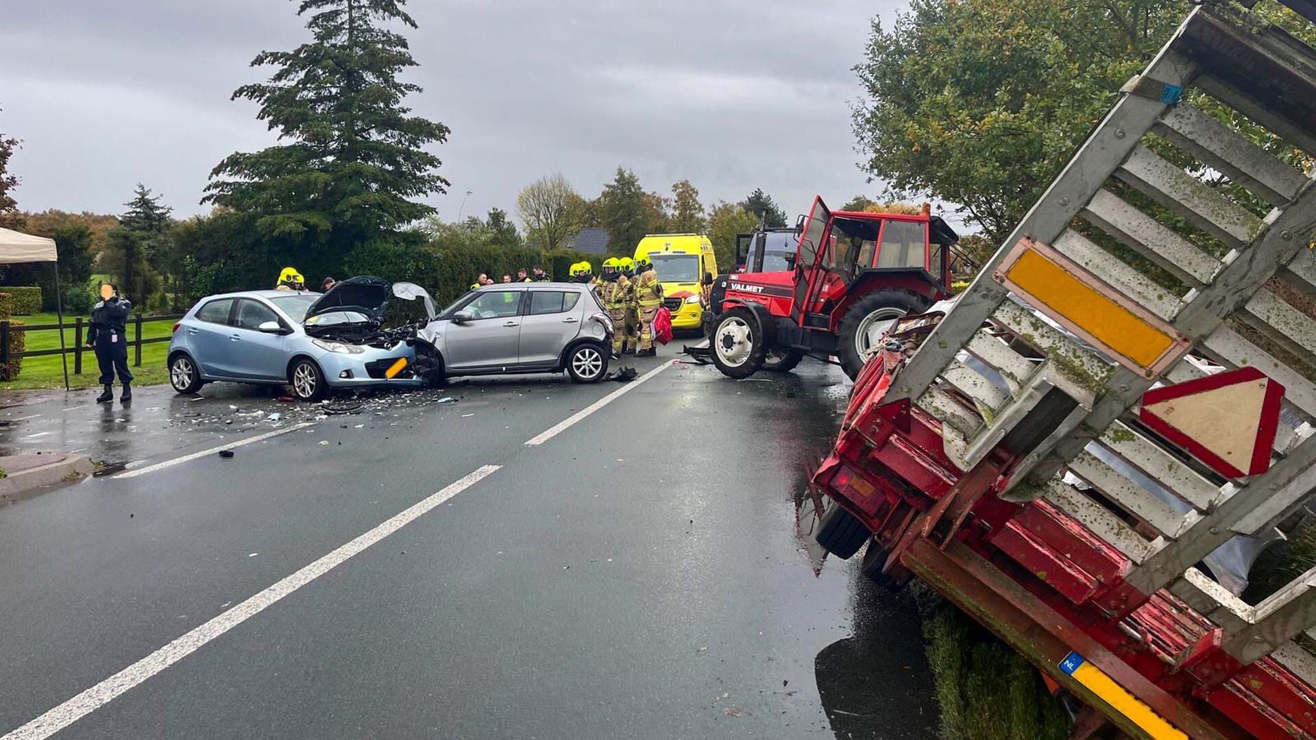 Enorme ravage na ongeval met trekker en twee auto’s in Harskamp