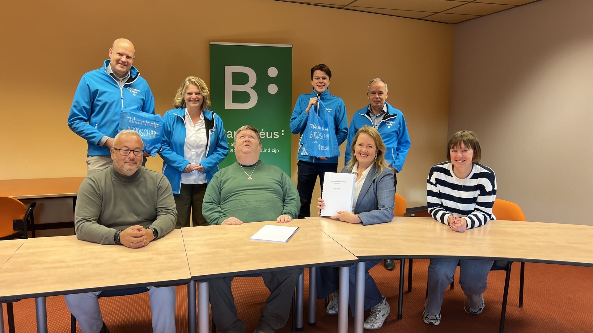 Verkiezingsprogramma in braille aangeboden bij Bartiméus: ‘Zo hebben mensen met een visuele beperkin