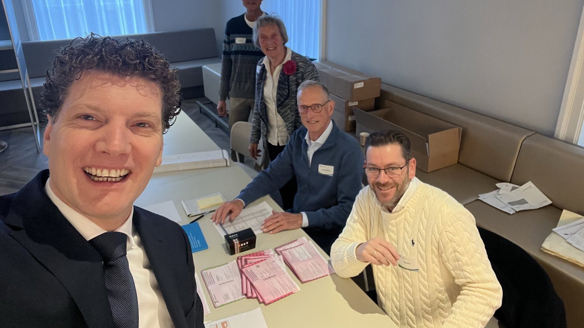 Jarige burgemeester stemt én trakteert