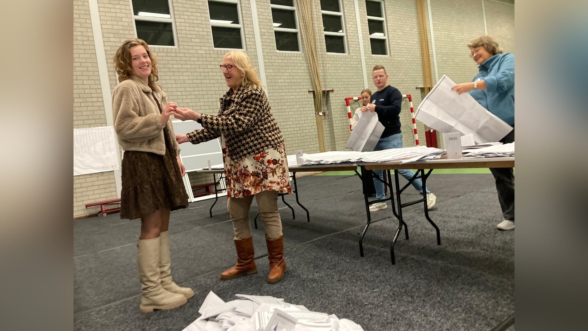 Ilona uit Lunteren verliest trouwring bij het stemmen: ‘Dat was wel even balen’