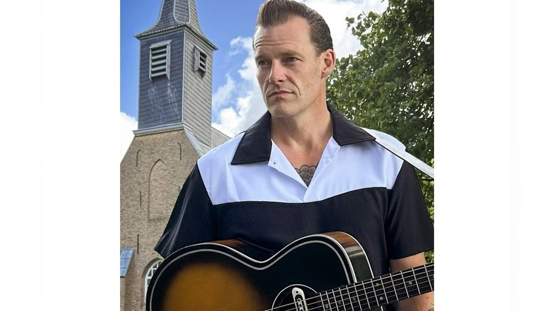 Maarten Teekens met Elvis in the chapel in Theater De Tuin