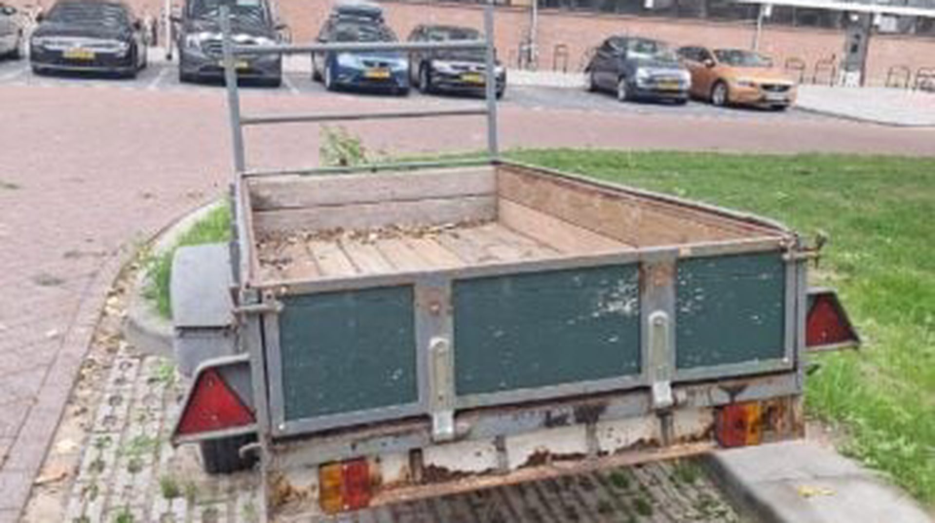 Gemeente Sliedrecht zoekt eigenaren van aanhangwagens