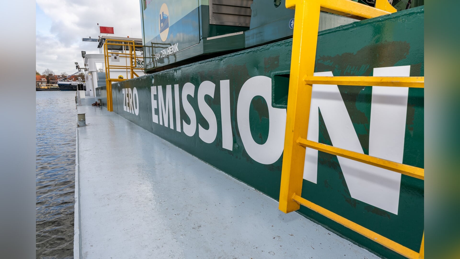 Nederlands eerste volledig Zero Emission draadkraanschip in Sliedrecht krijgt Green Award Platium