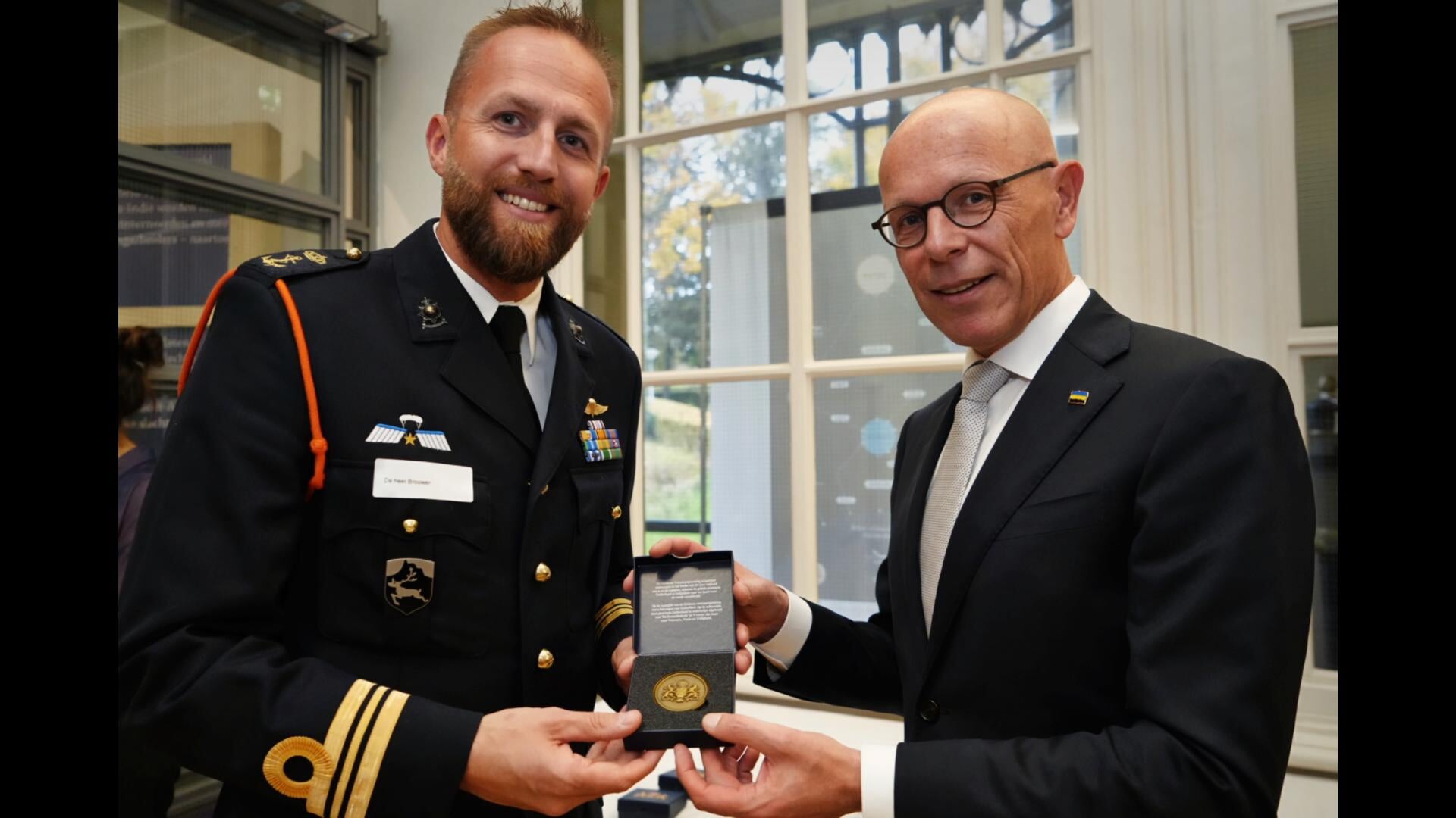 Bijzondere penning voor marinier Mark Brouwer (44): ‘Een veteraan is niet standaard iemand van 100 i