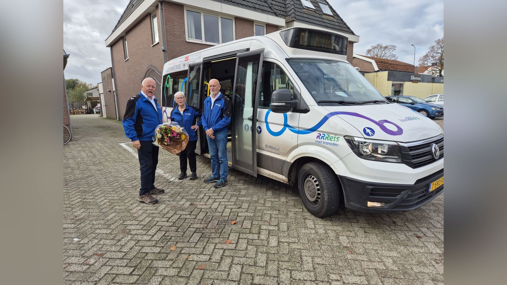 afscheid twee trouwe buurtbuschauffeurs.