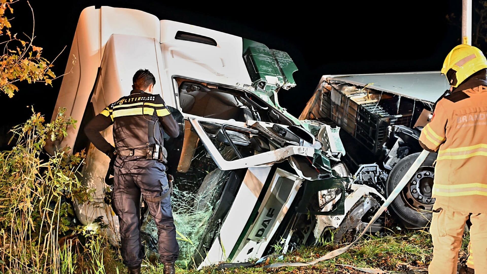 Vrachtwagen crasht op Wesselseweg in Barneveld; brandweer haalt chauffeur uit cabine