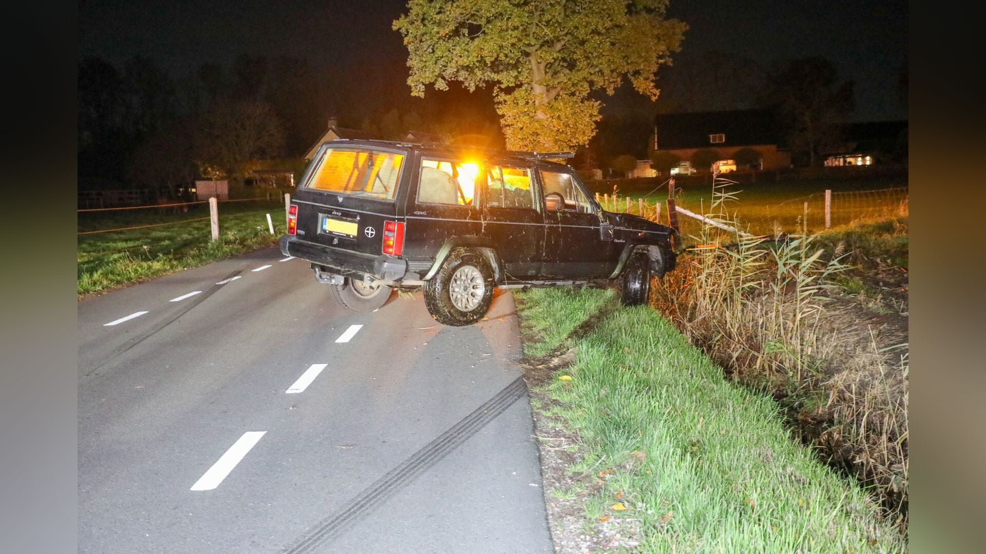 Jeep belandt in sloot Lunteren, bestuurder verlaat plaats van ongeval