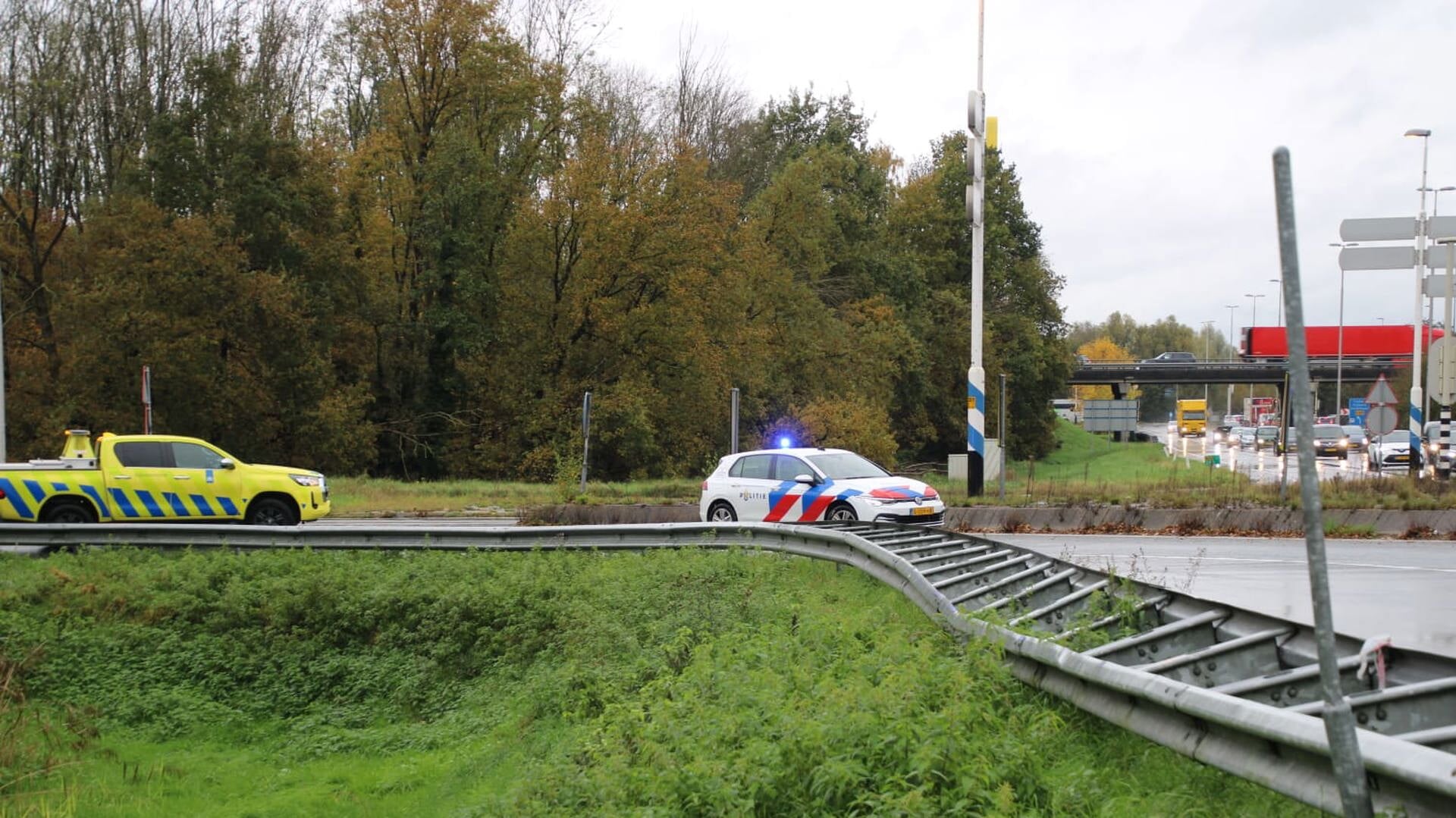 Auto uit de bocht bij afslag A1 naar A30 bij Barneveld