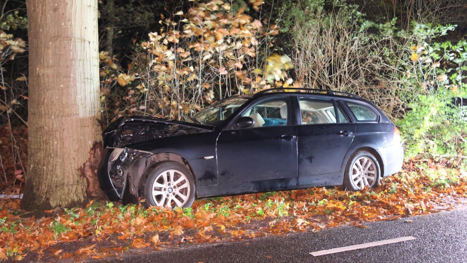 Bestuurder vlucht na crash tegen boom op Defensieweg in Rhenen
