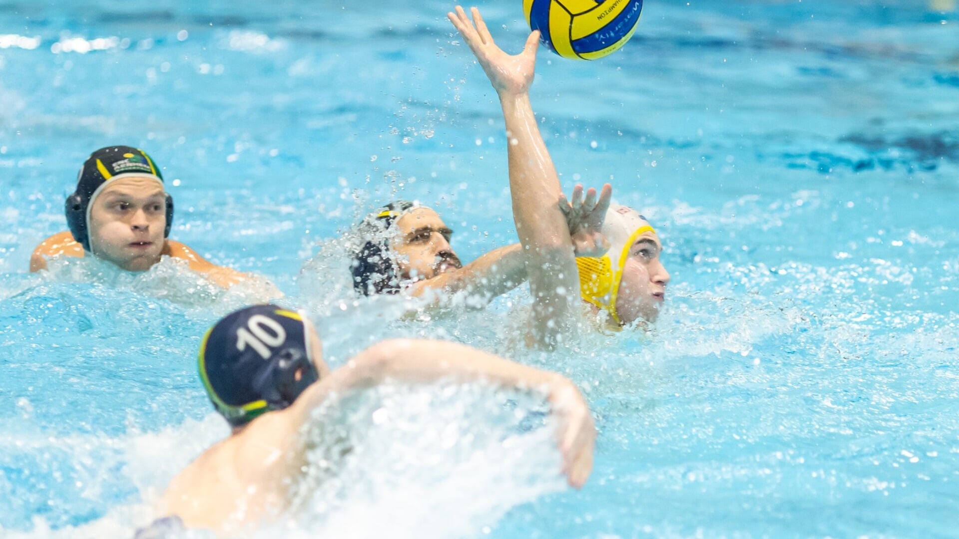 Waterpolomannen winnen en staan in top 5