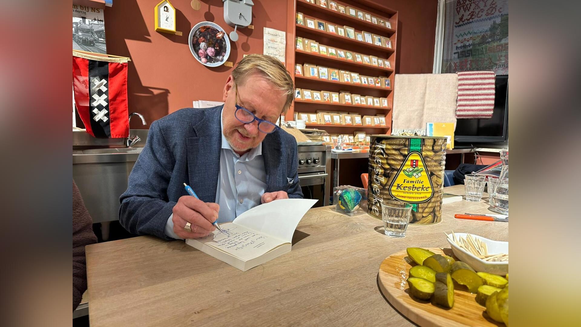 Drukte bij signeersessie van Oos Kesbeke in Boekhandel Roodbeen Nijkerk